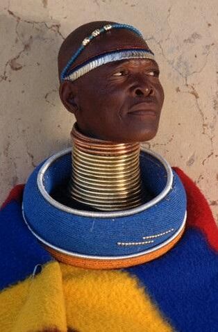Sõrmused Aafrika hõimu mehe kaela venitamiseks