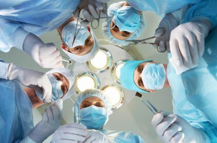 Kirurgid teevad peenise suurendamise operatsiooni